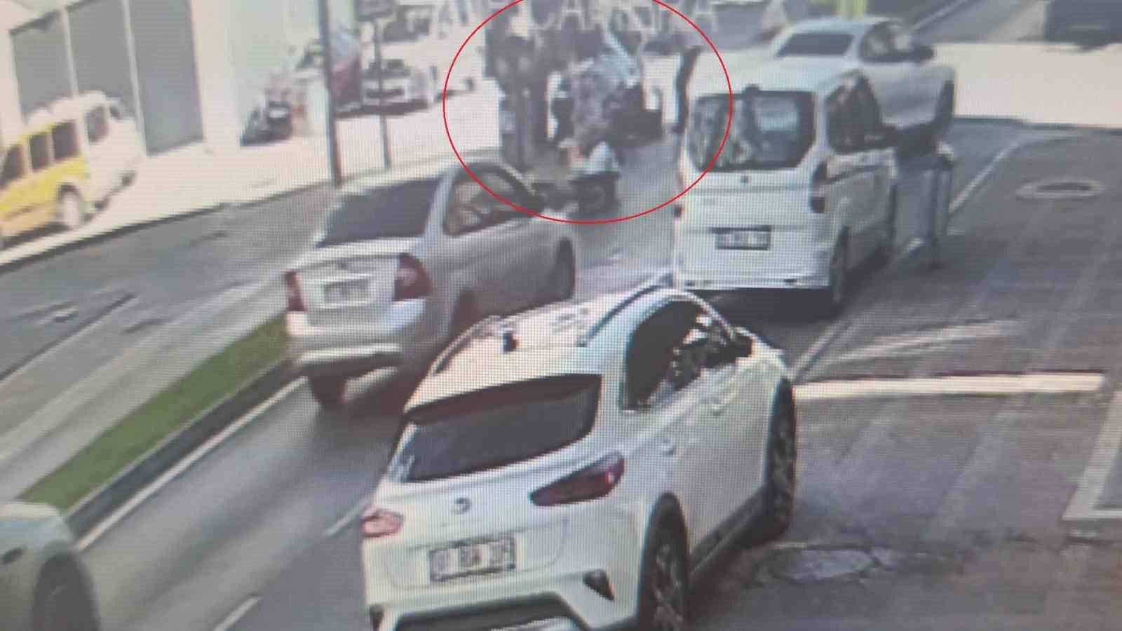 Virajı alamayan elektrikli bisiklet devrildi: 2 yaralı
