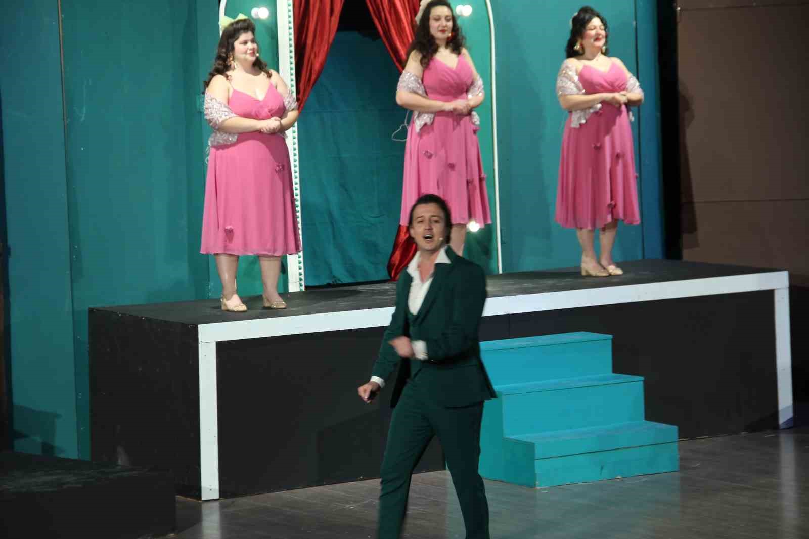 98 yaşındaki Haldun Dormen, &rsquo;Hisseli Harikalar Kumpanyası&rsquo; ile rekor kırdı
