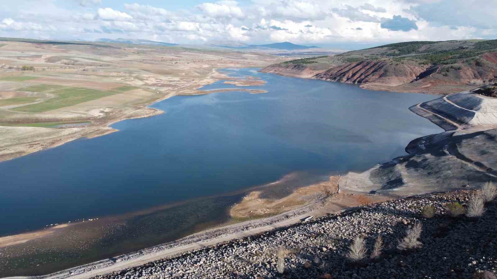 Kuraklık etkisini g&ouml;sterdi: Uzunlu Barajı g&ouml;zle g&ouml;r&uuml;l&uuml;r şekilde &ccedil;ekildi
