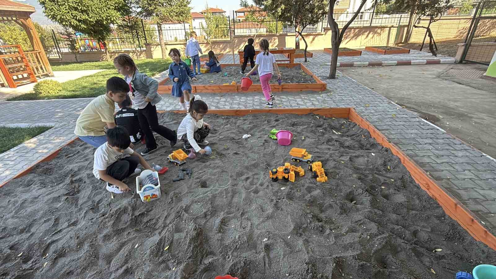 Erbaa’da okul bahçesi sınıfa dönüştü: Minikler doğayla öğreniyor