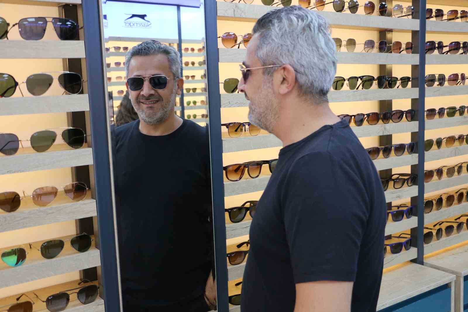 Vatandaşlar orijinal fiyatına sahte güneş gözlüğüne yöneldi, gözlükçüler uyardı