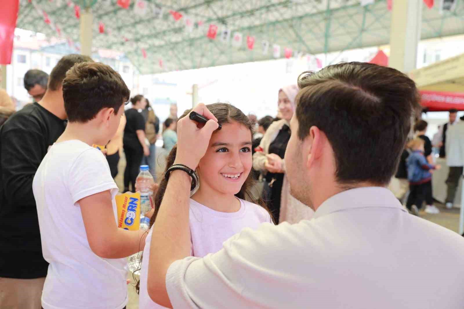 Unutulmaya y&uuml;z tutan sokak oyunları &rsquo;Sokak Oyunları Festivali&rsquo;nde canlandı
