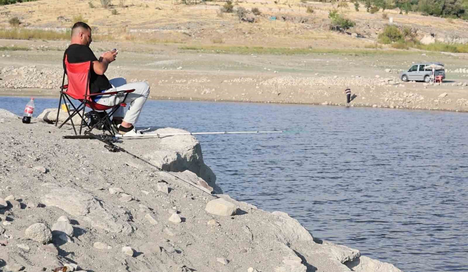 G&uuml;zelyurt G&ouml;leti&rsquo;nde vatandaşların balık tutma keyfi
