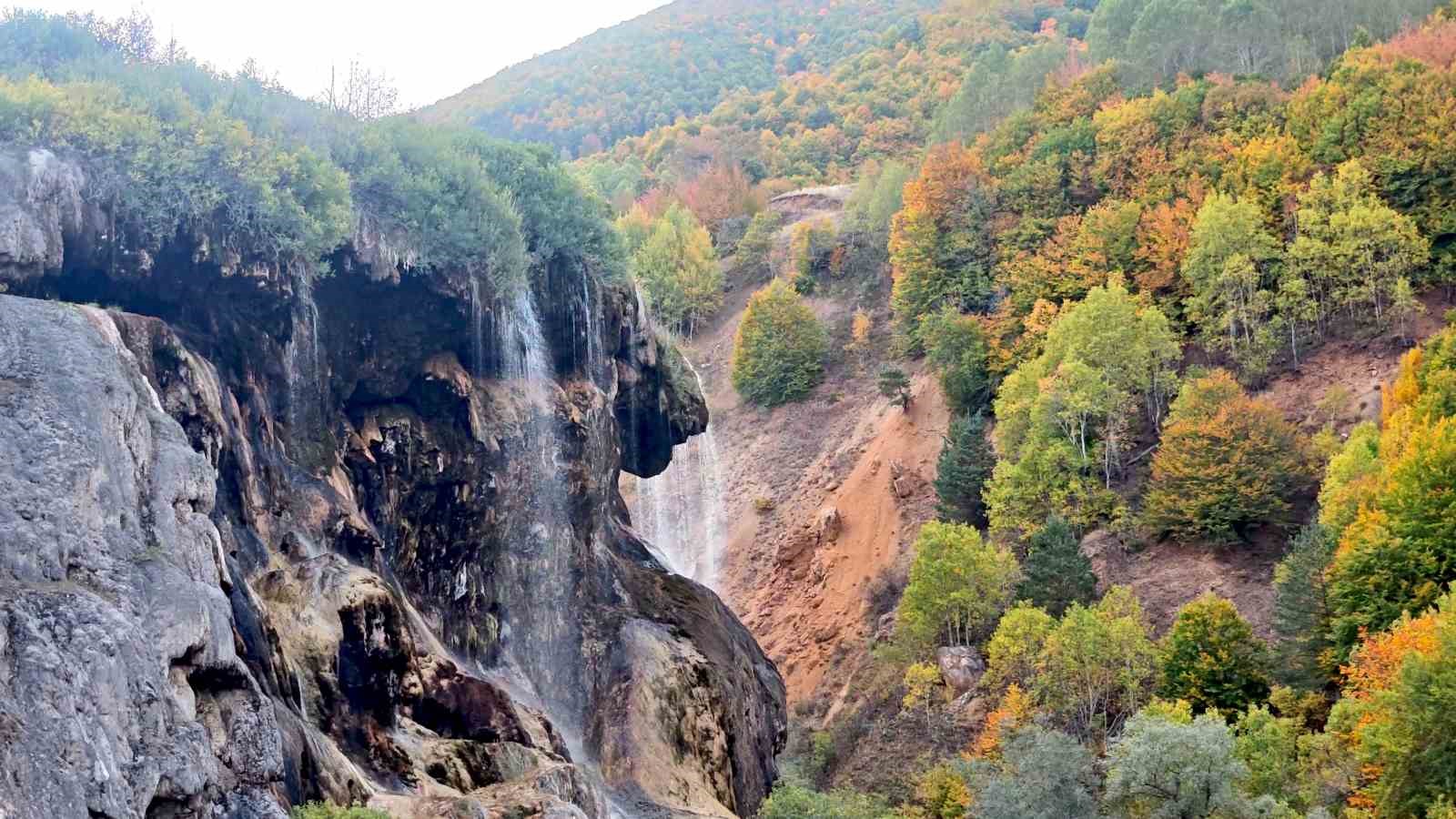 Dipsizg&ouml;l Şelalesi sonbahar g&uuml;zelliğiyle mest ediyor
