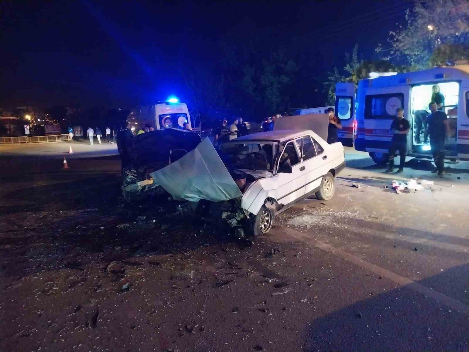 Hatay’da otomobiller çarpıştı: 1’i bebek 6 yaralı