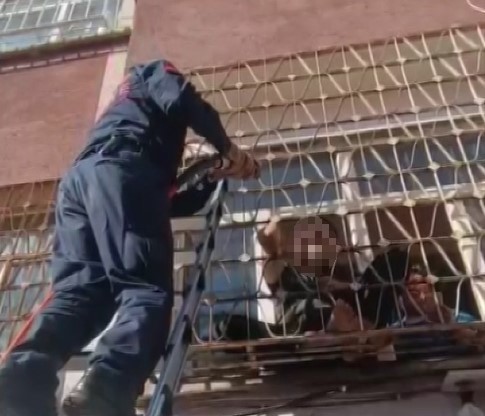 Evindeki demir parmaklıklara kolu sıkışan engelli vatandaşı itfaiye kurtardı

