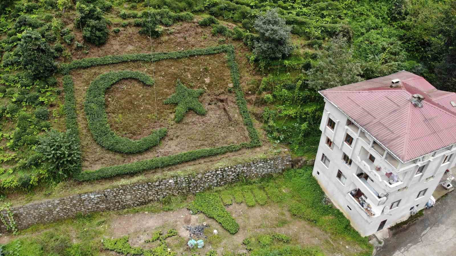 Türk bayrağını çay bitkisiyle ince ince bahçesine işledi