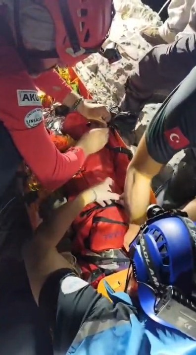 Alanya&rsquo;da mağarada mahsur kalan 2 &ccedil;ocuk kurtarıldı
