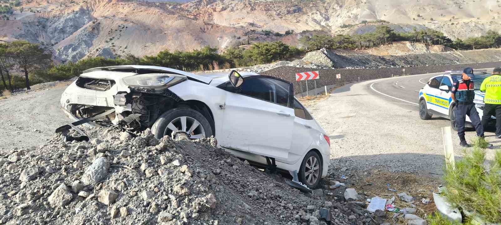 Malatya’da   kontrolden çıkan araç toprak yığınına çarptı: 1 yaralı