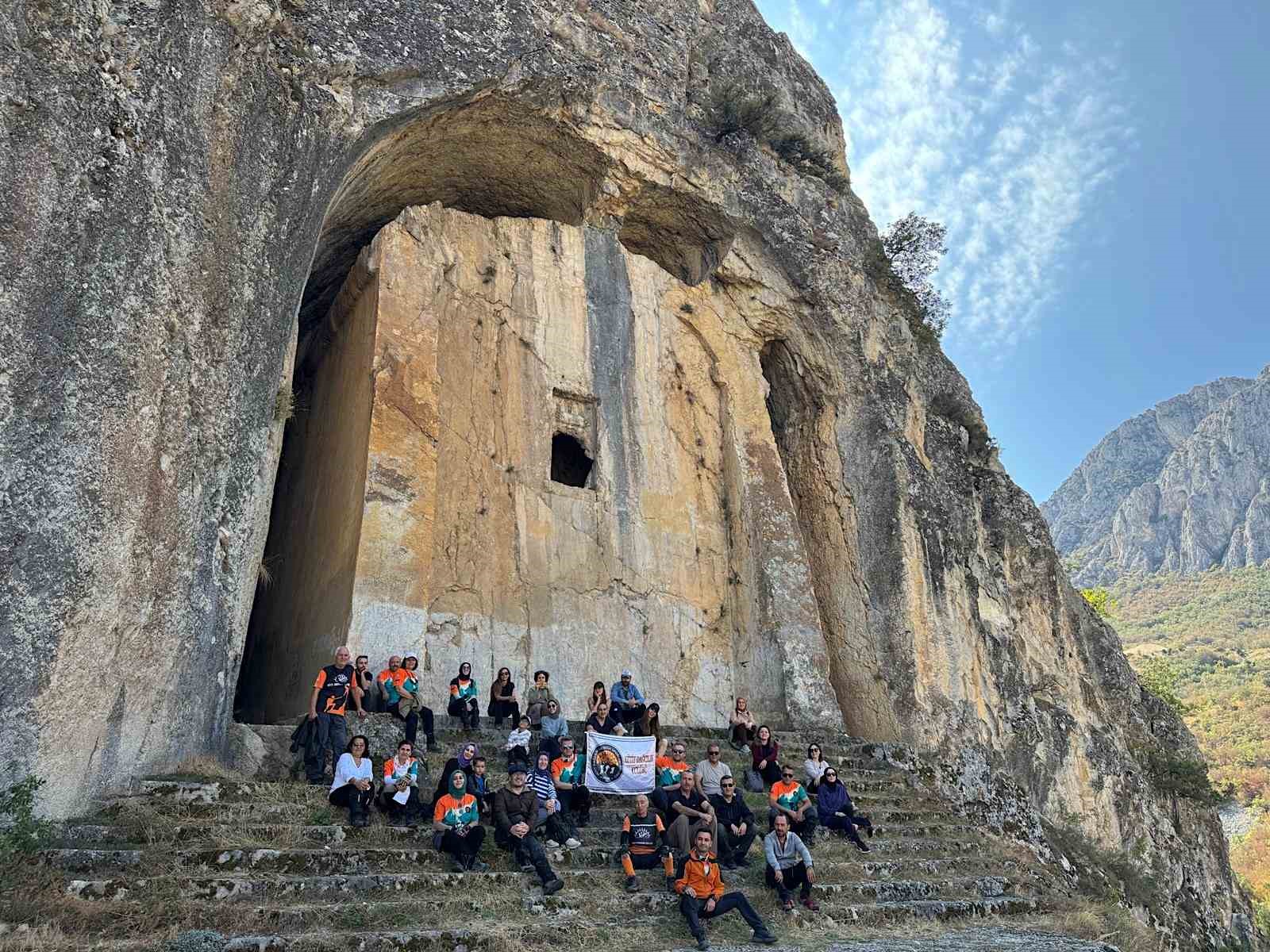 Çorum’un gizemli kaya mezarı büyük ilgi görüyor