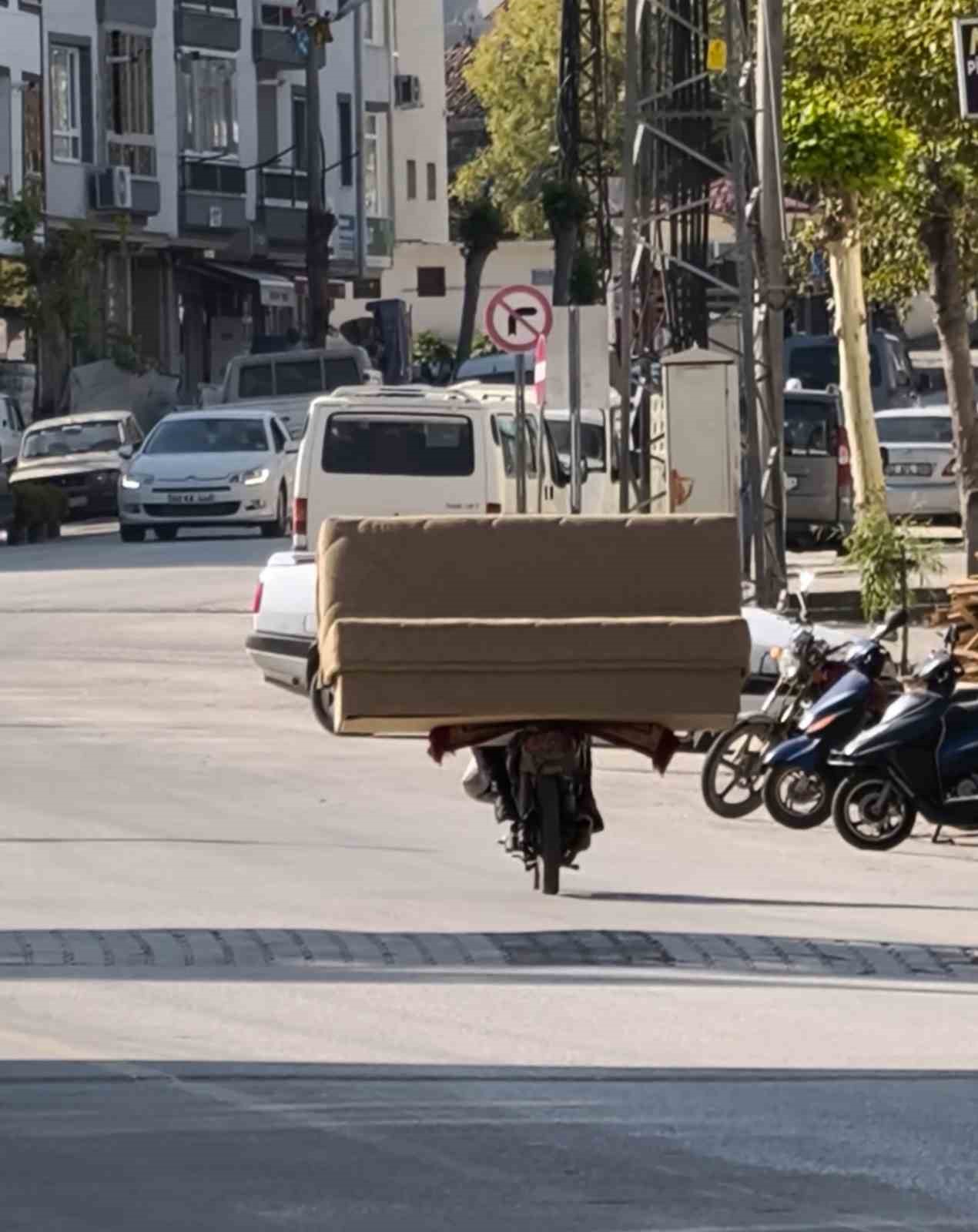 Erbaa’da motosikletle koltuk taşıdı