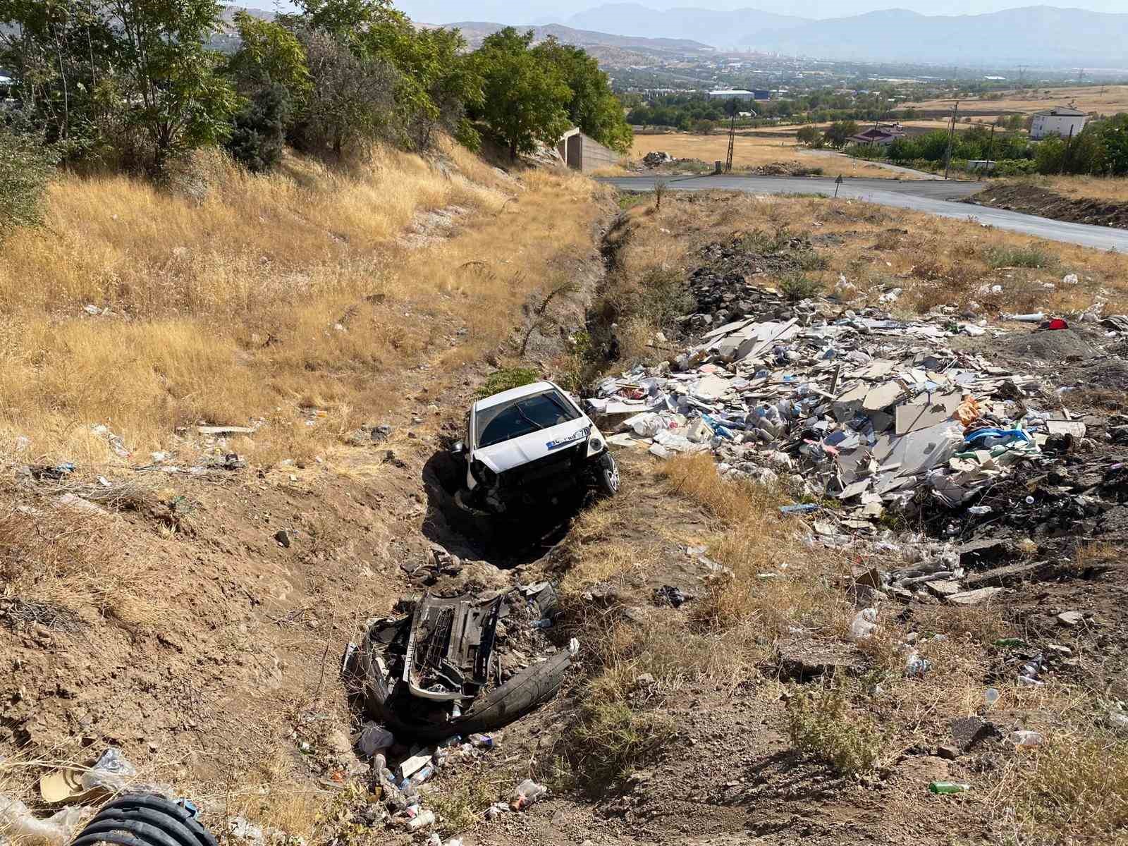 Elazığ&rsquo;da otomobil şarampole u&ccedil;tu: 3 yaralı

