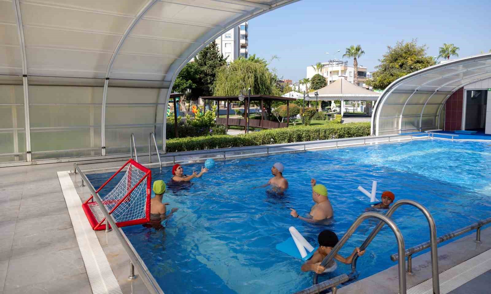 Mersin’de özel bireyler hem yüzme öğreniyor hem sosyalleşiyor