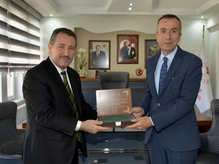 Bilecik İl Müftüsü Dilek’ten Tarım Müdürü Ayvalık’a Kur’an-ı Kerim hediyesi
