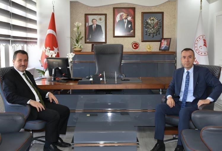 Bilecik İl M&uuml;ft&uuml;s&uuml; Dilek&rsquo;ten Tarım M&uuml;d&uuml;r&uuml; Ayvalık&rsquo;a Kur&rsquo;an-ı Kerim hediyesi
