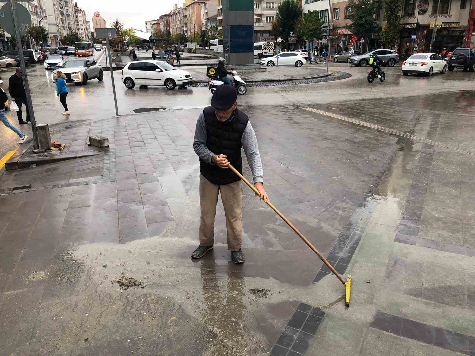 Hatboyu Caddesi’ni görevliler değil 63 yaşındaki vatandaş temizledi