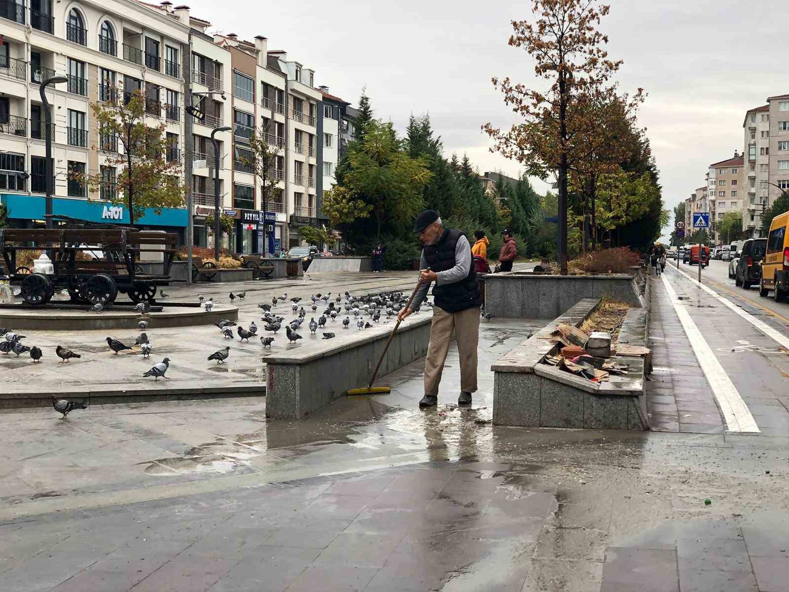 Hatboyu Caddesi&rsquo;ni g&ouml;revliler değil 63 yaşındaki vatandaş temizledi
