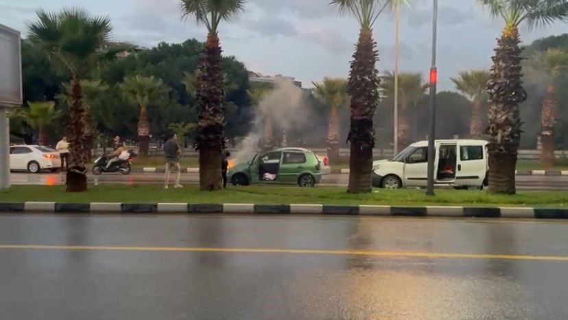 Manisa’da seyir halindeki otomobil alev aldı