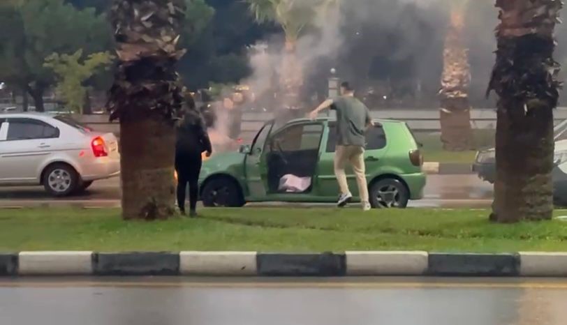 Manisa&rsquo;da seyir halindeki otomobil alev aldı
