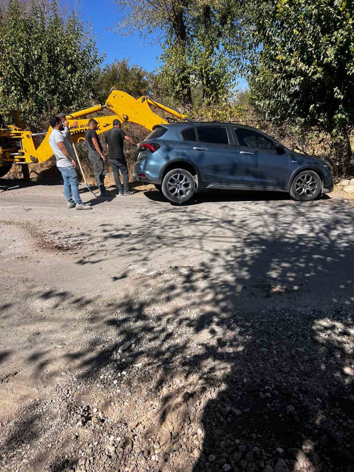 Kurtalan’da çukura düşen araç kepçe yardımıyla çıkartıldı