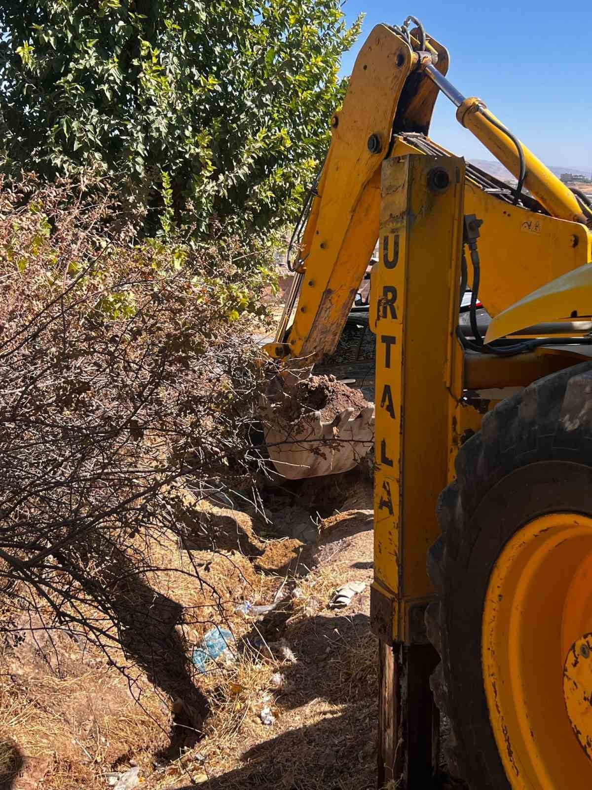 Kurtalan&rsquo;da &ccedil;ukura d&uuml;şen ara&ccedil; kep&ccedil;e yardımıyla &ccedil;ıkartıldı
