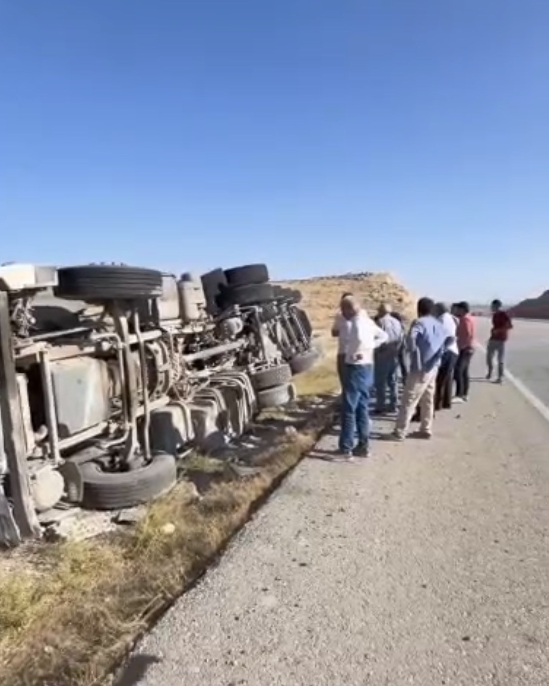 Devrilen kamyonun sürücüsü hafif yaralandı