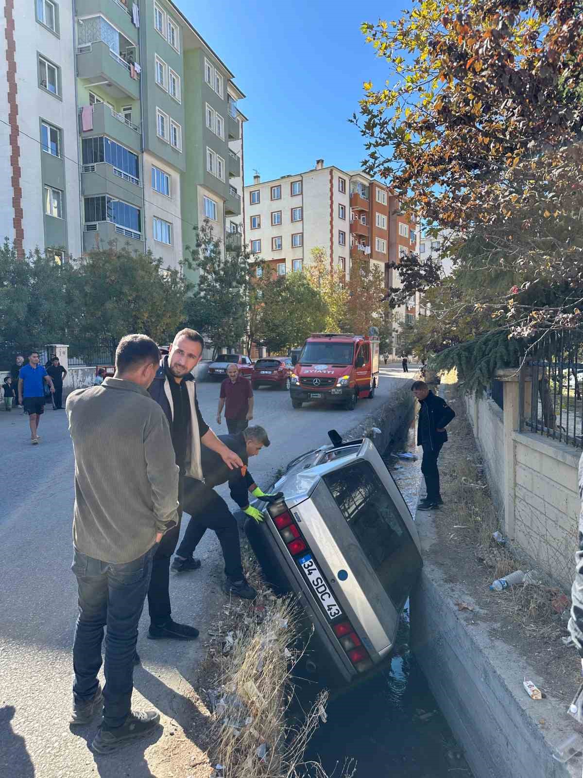 Van&rsquo;da otomobil su kanalına d&uuml;şt&uuml;: 1 yaralı
