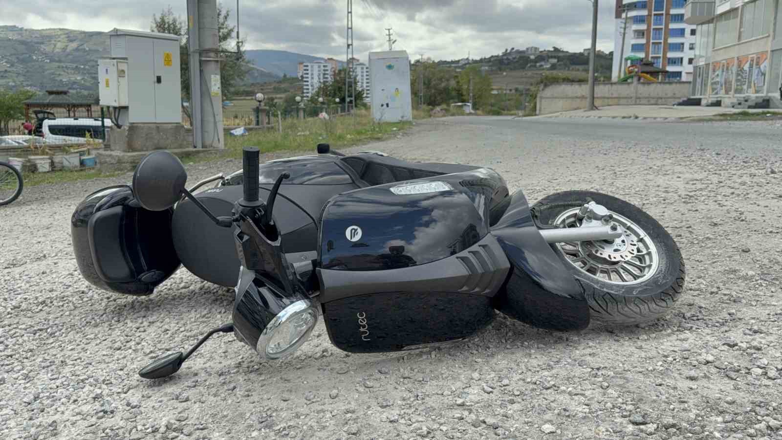 Motosiklet mıcırlı yolda devrildi: Kaza anı kamerada