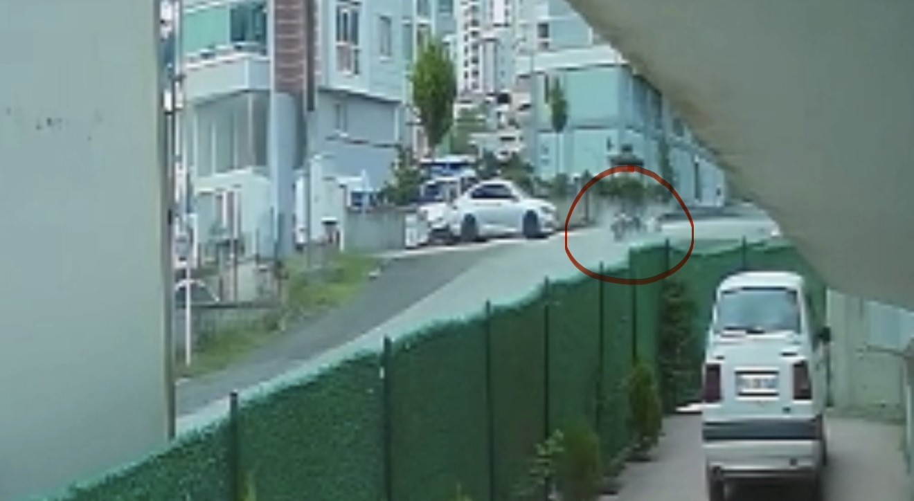 Motosiklet mıcırlı yolda devrildi: Kaza anı kamerada