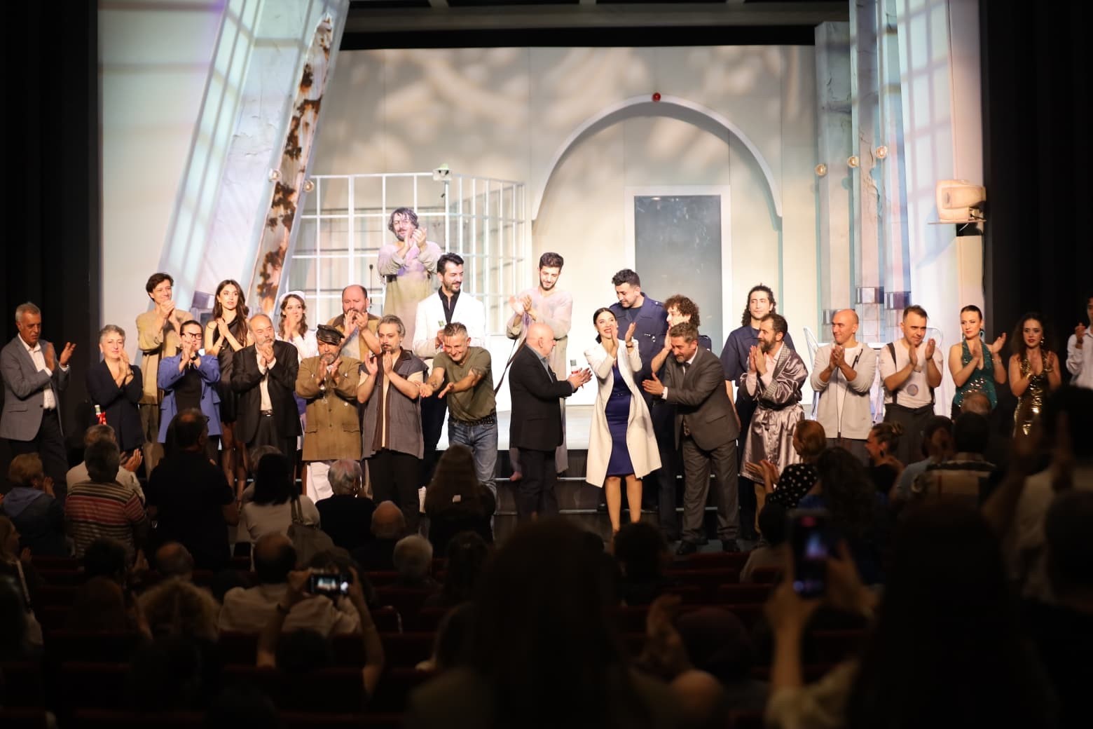 Bursa Şehir Tiyatrosu, sezona &lsquo;merhaba&rsquo; dedi
