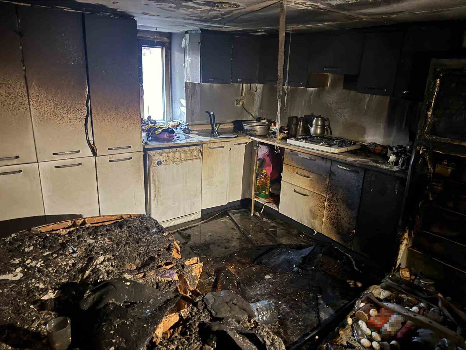 Mutfakta çıkan yangın itfaiye ekiplerince söndürüldü