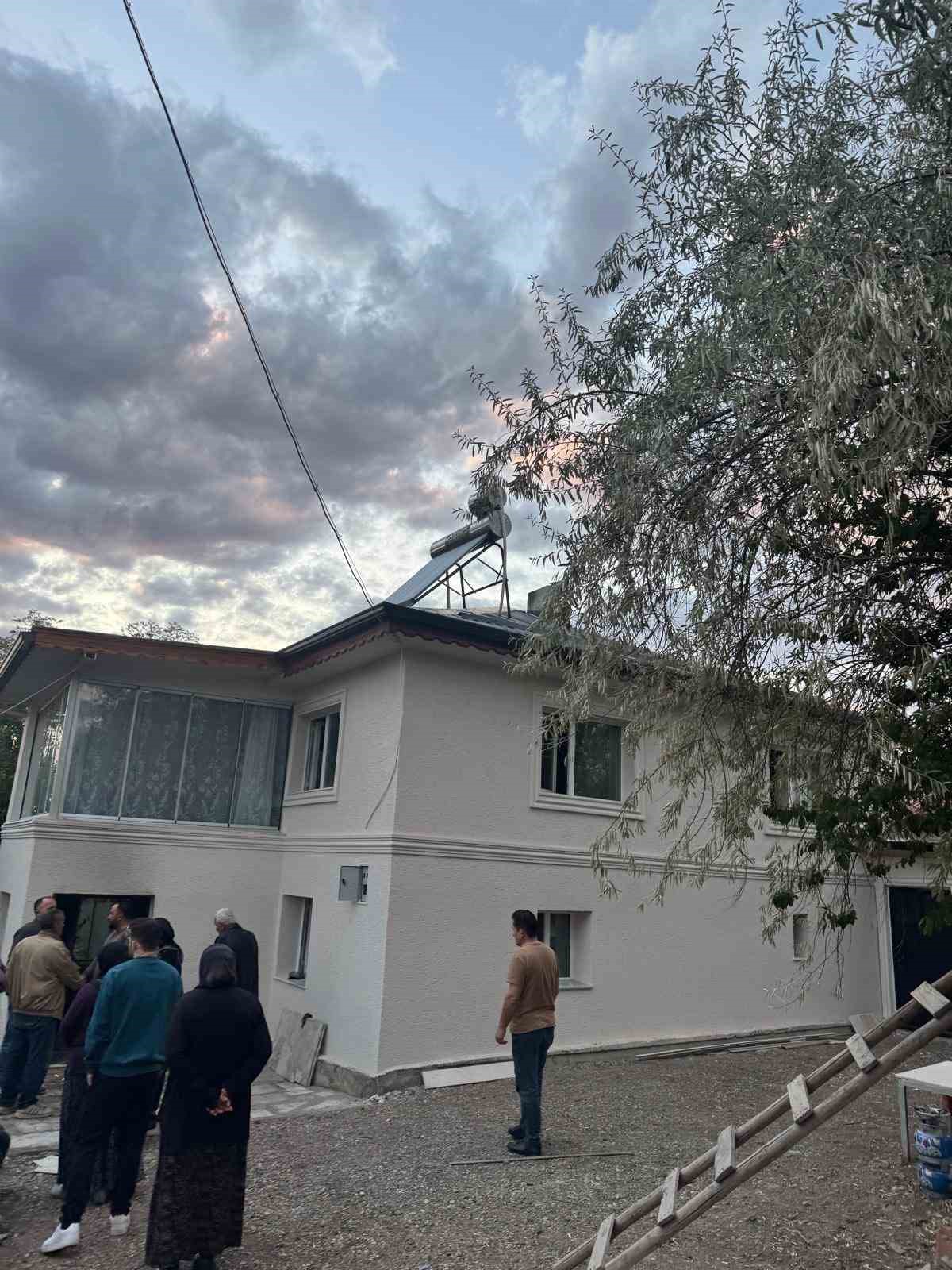 Mutfakta &ccedil;ıkan yangın itfaiye ekiplerince s&ouml;nd&uuml;r&uuml;ld&uuml;
