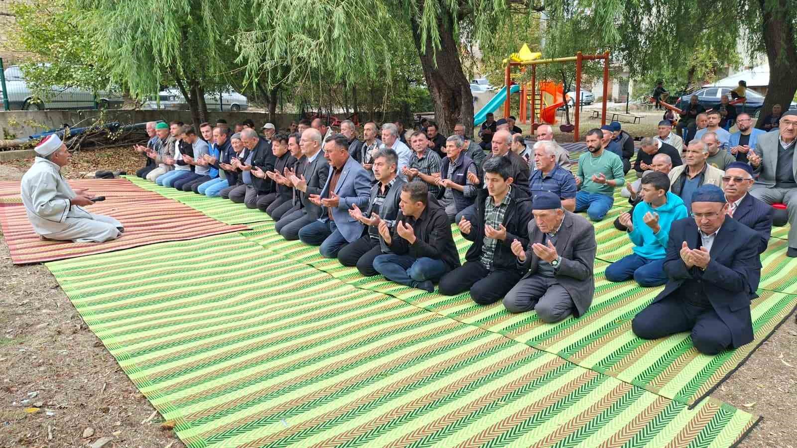 Hisarcık Yukarı Yoncaağa&ccedil; k&ouml;y&uuml;nde 13 yıldır s&uuml;rd&uuml;r&uuml;len hayır yemeği geleneği
