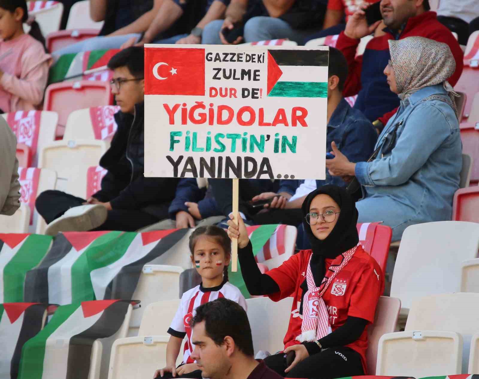 Sivas Stadyumu Gazze için doldu