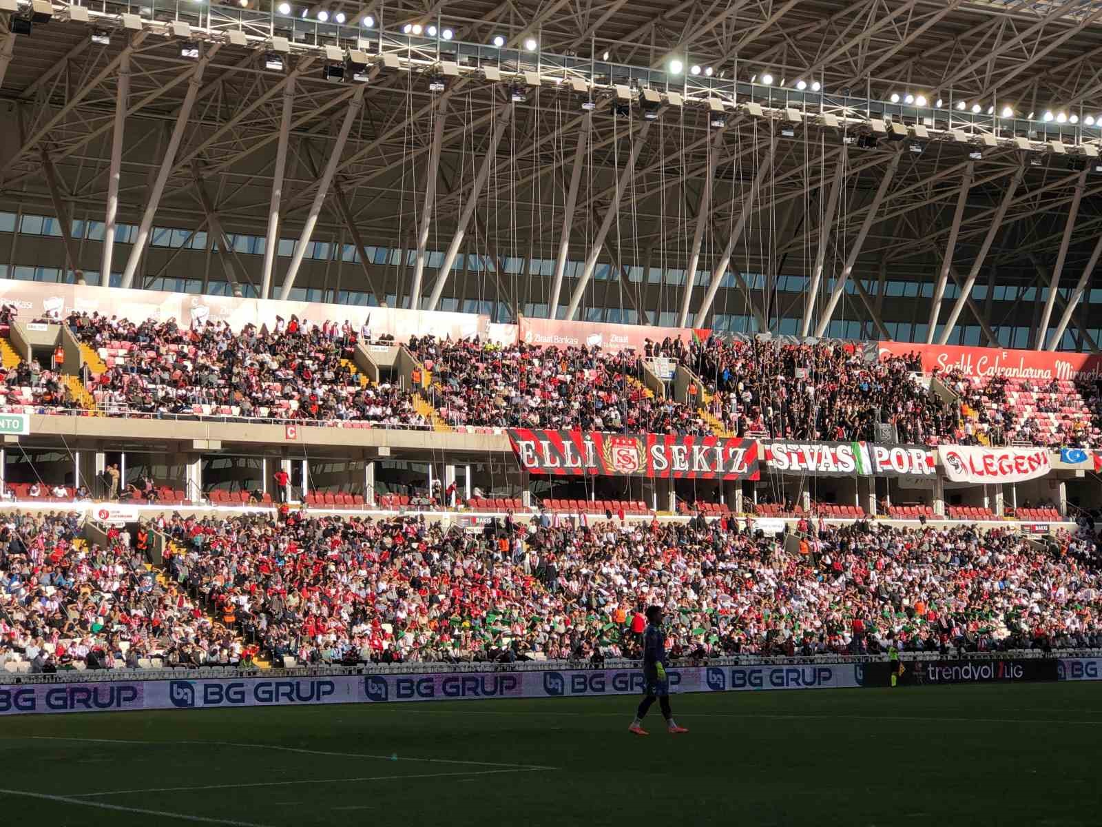 Sivas Stadyumu Gazze i&ccedil;in doldu
