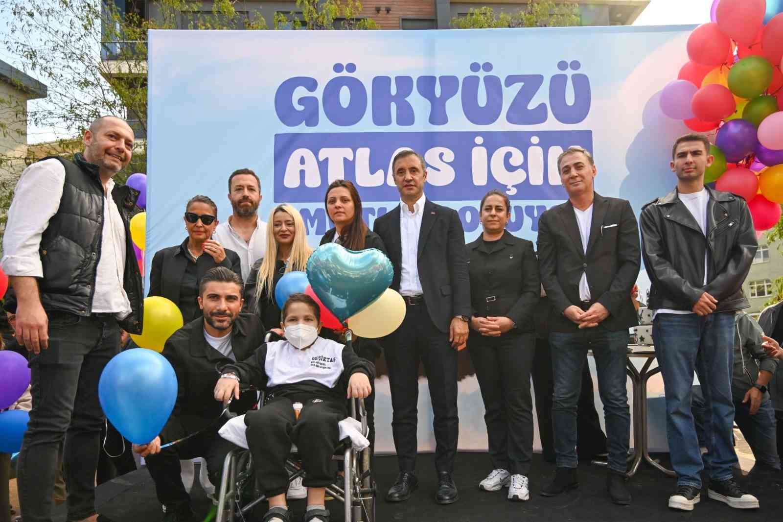 Lösemiyi 2’nci kez yenen Atlas için Beşiktaş’ta balonlar gökyüzüne bırakıldı