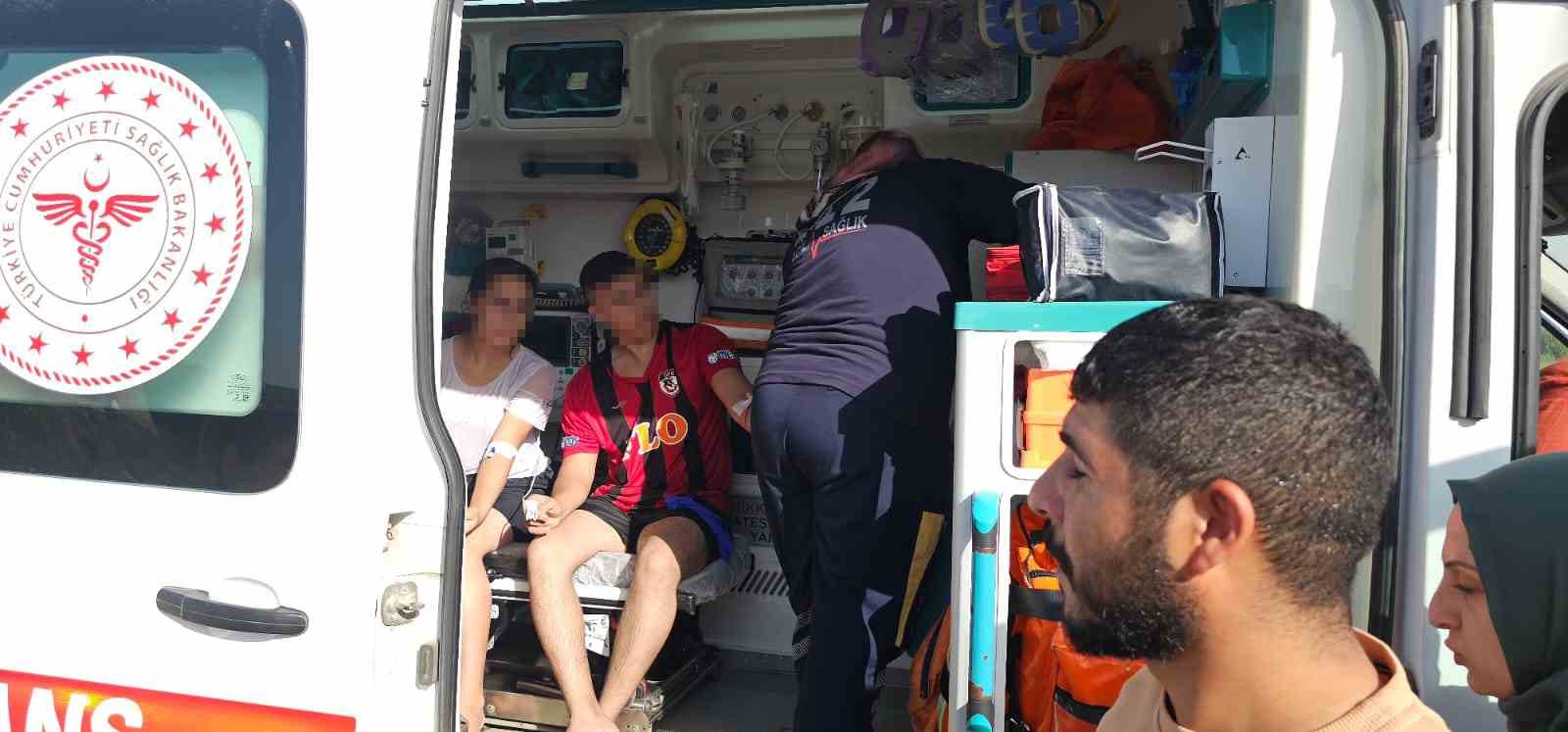 Suda çırpınan 2 genci çevredekiler son anda kurtardı