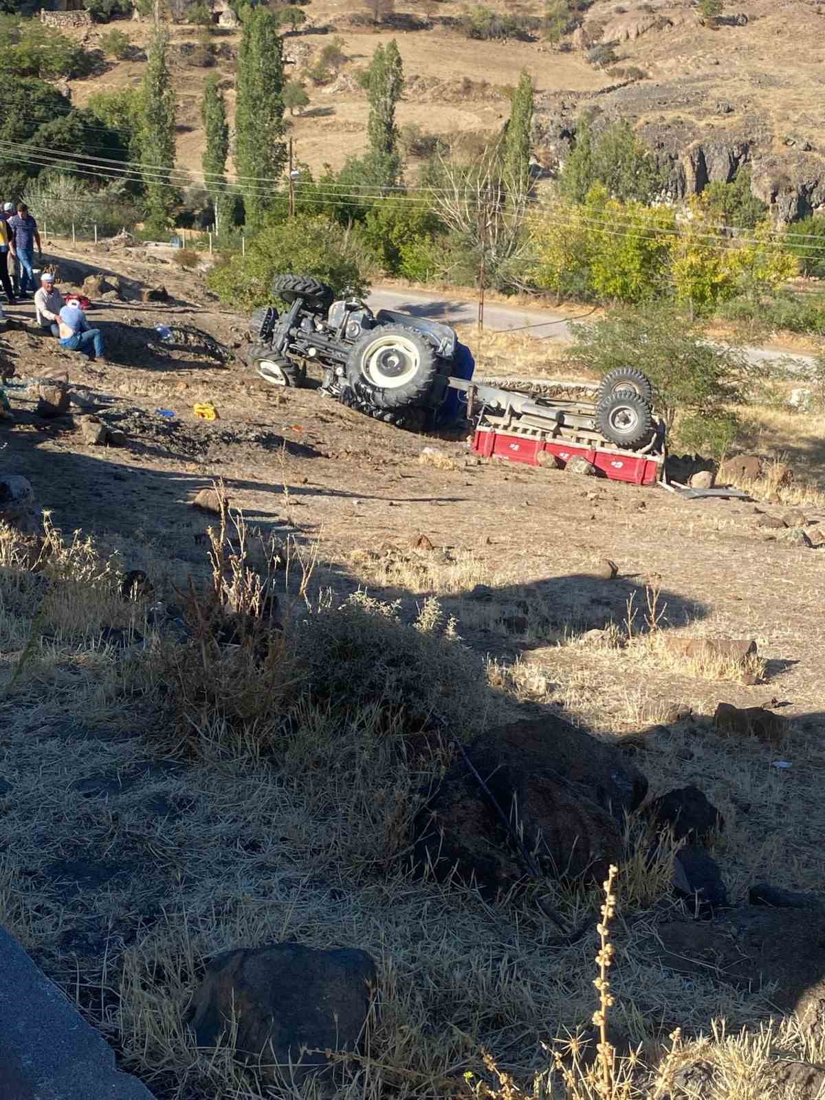 Baba oğul devrilen trakt&ouml;rde ağır yaralandı
