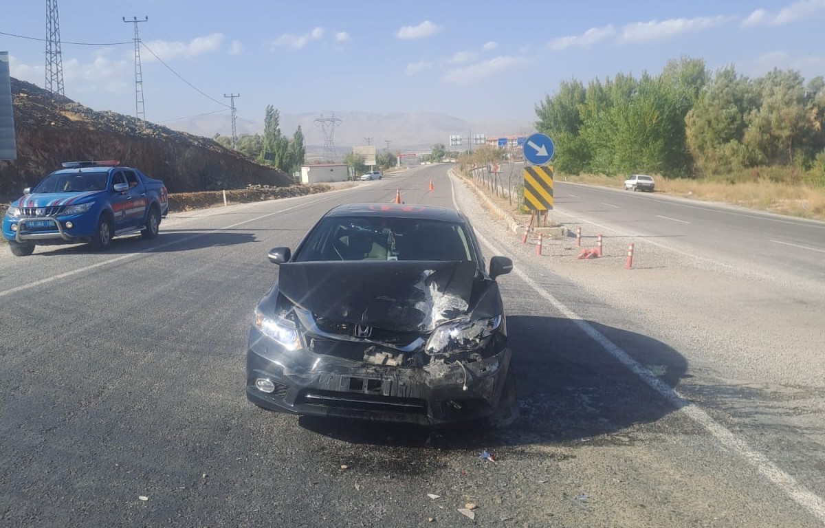 Malatya&rsquo;da iki ara&ccedil; &ccedil;arpıştı: 2 yaralı
