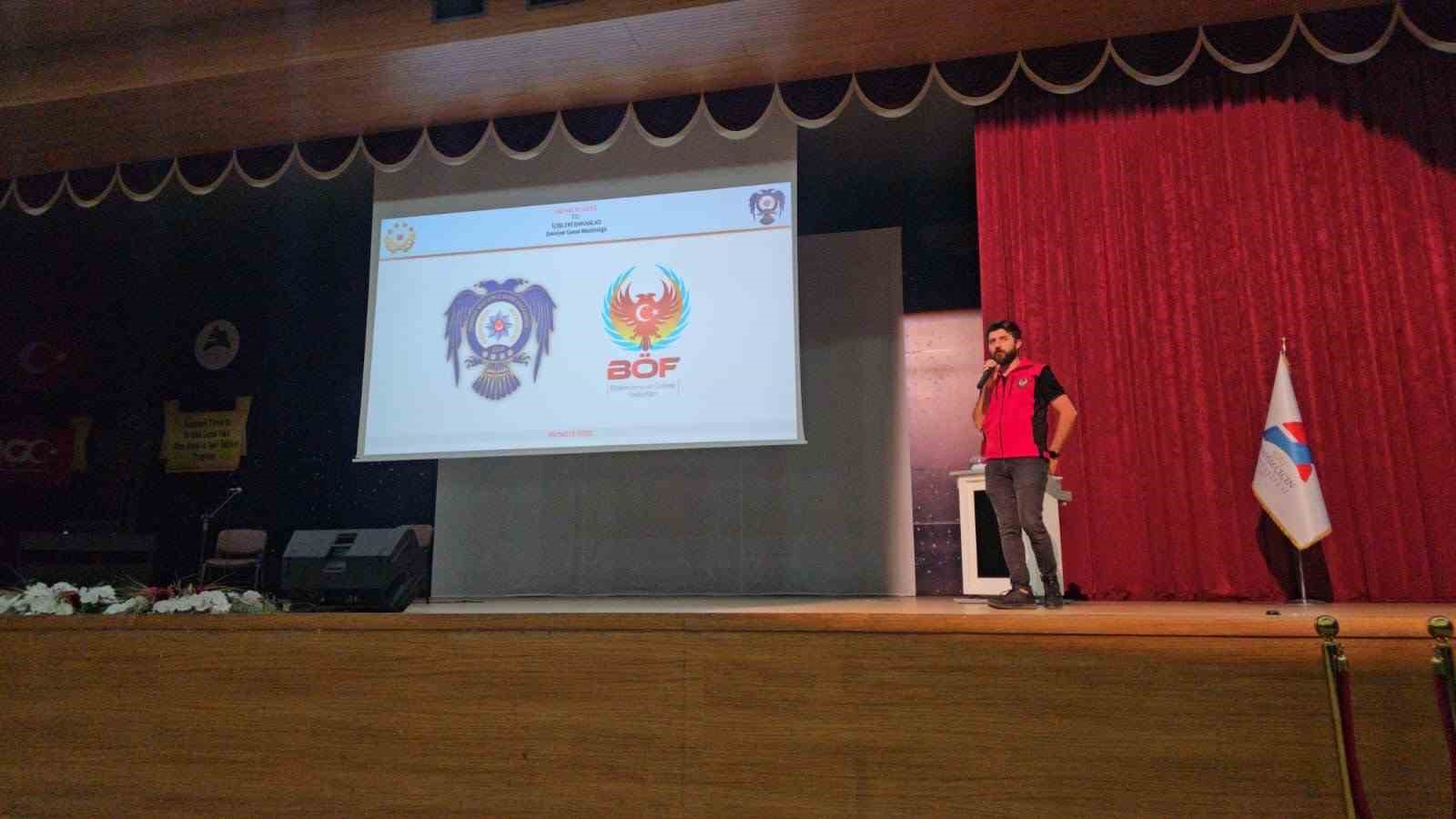 Ağrı Emniyetinden &uuml;niversite &ouml;ğrencilerine g&uuml;venli yaşam ve bilin&ccedil;li internet eğitimi
