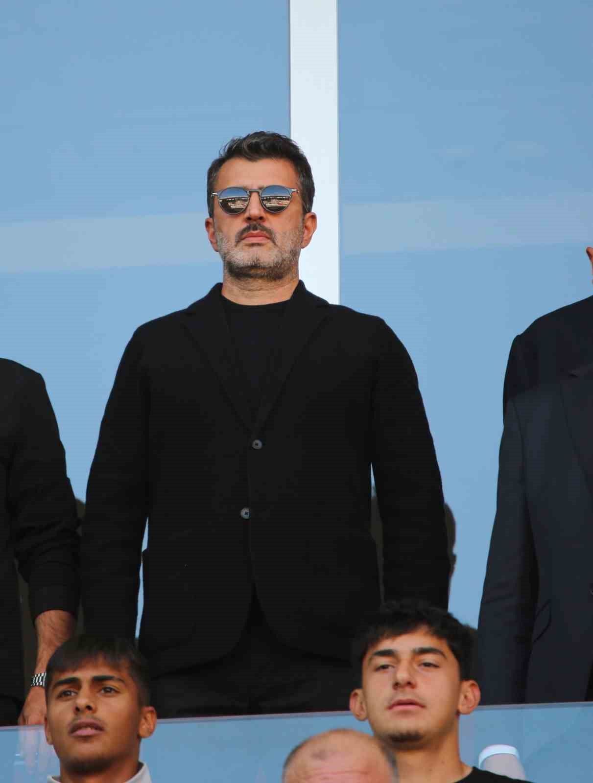 Sivasspor Başkanı G&ouml;khan Karag&ouml;l taraftarla tartıştı
