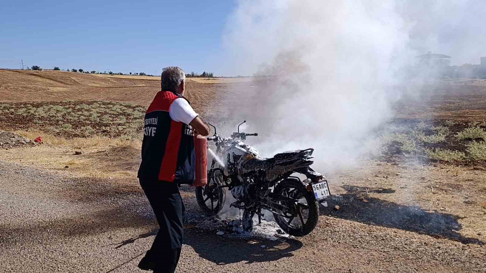 Siirt’te seyir halindeki motosiklet alev aldı
