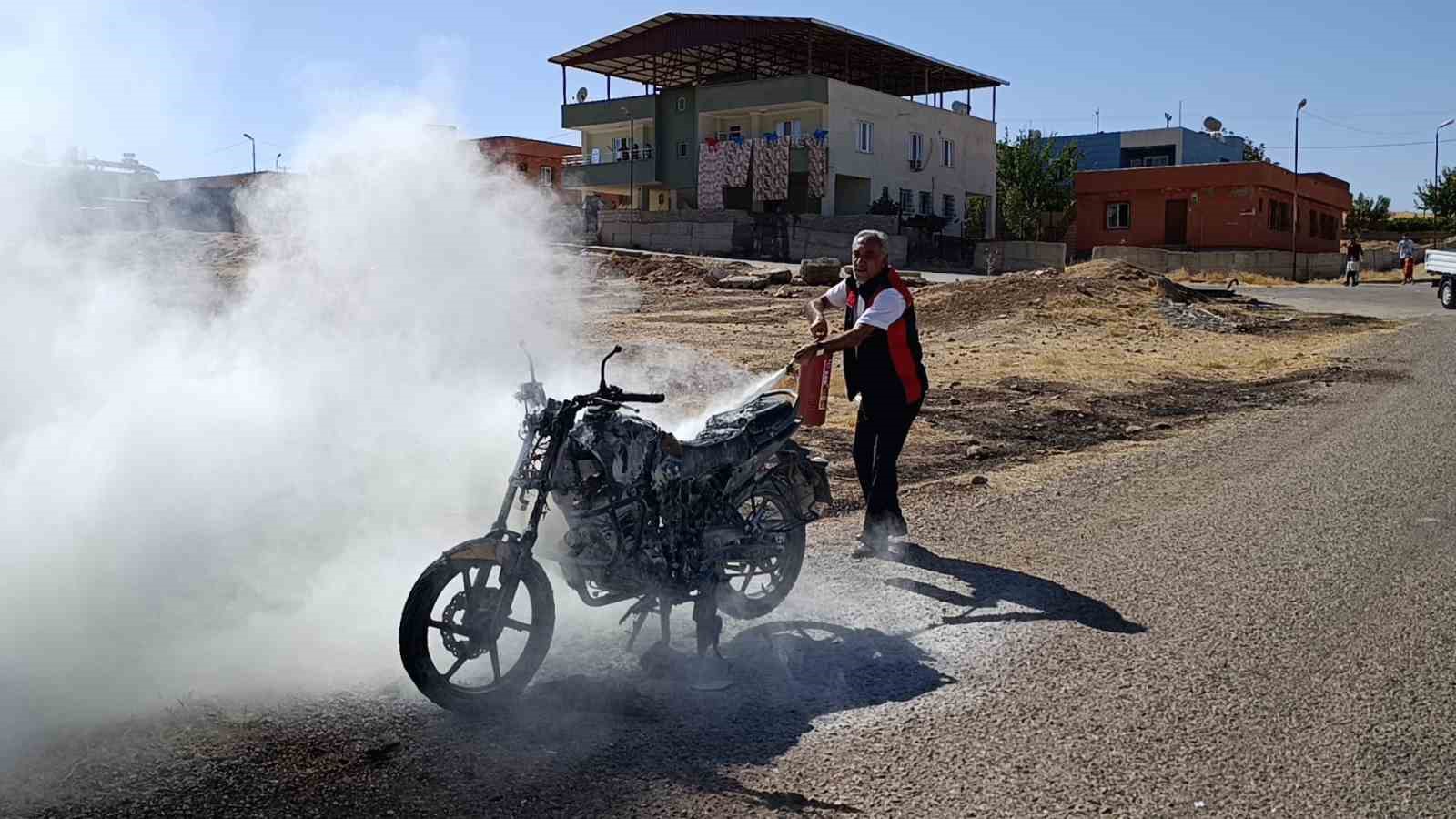 Siirt&rsquo;te seyir halindeki motosiklet alev aldı
