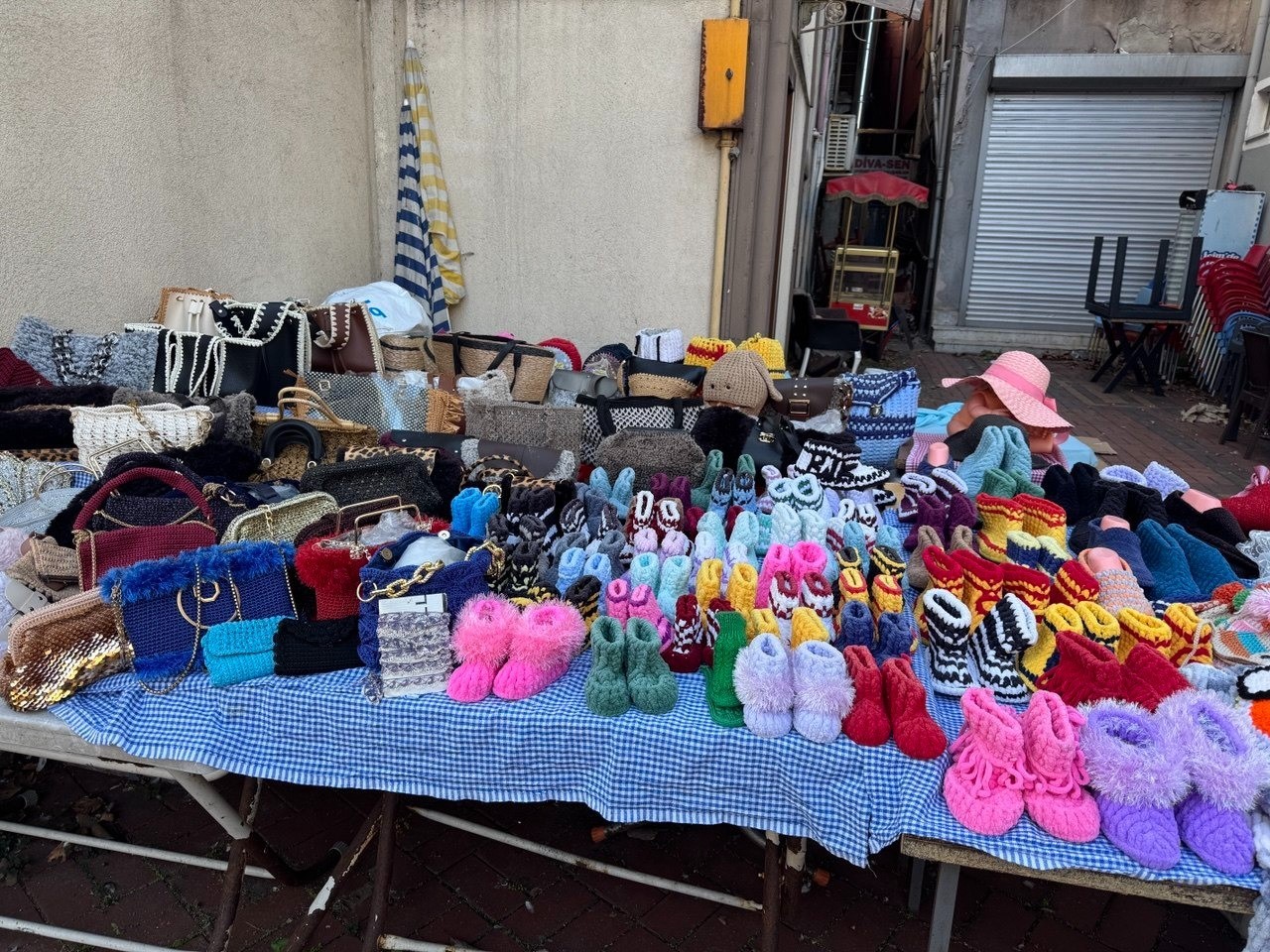 Cam kemik hastası oğluna akülü araç alabilmek için örgü örüyor