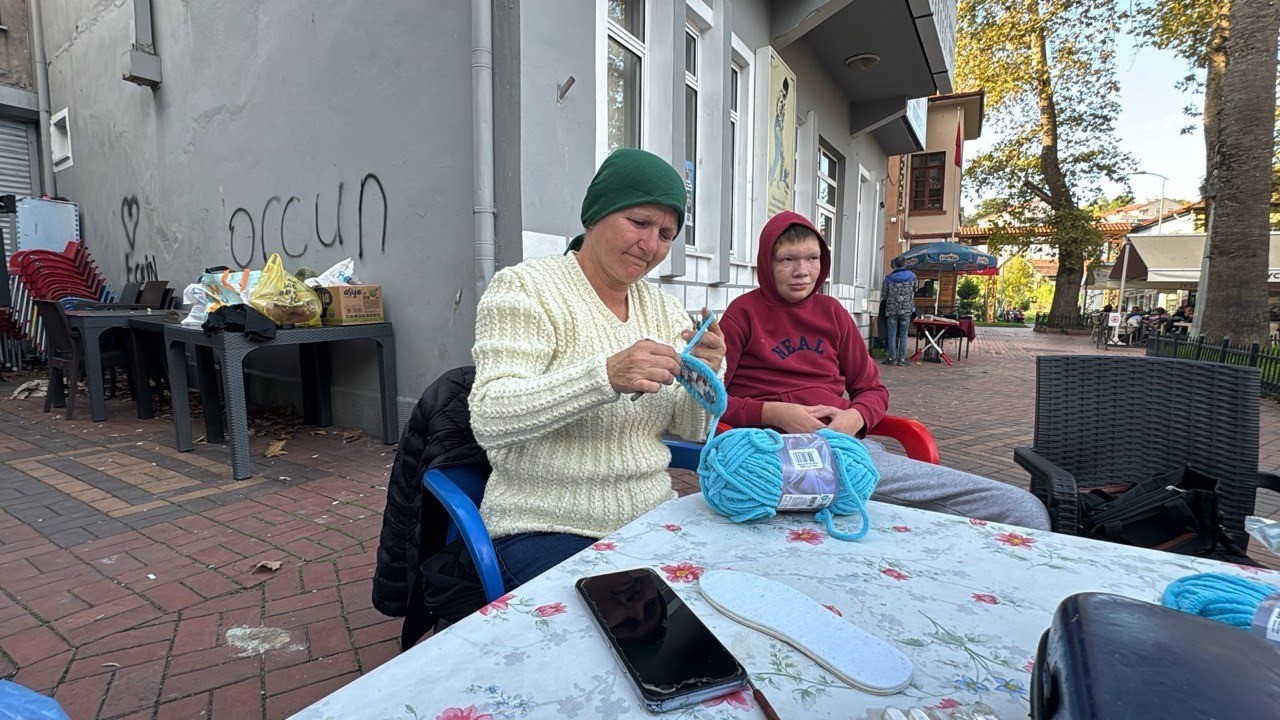 Cam kemik hastası oğluna ak&uuml;l&uuml; ara&ccedil; alabilmek i&ccedil;in &ouml;rg&uuml; &ouml;r&uuml;yor
