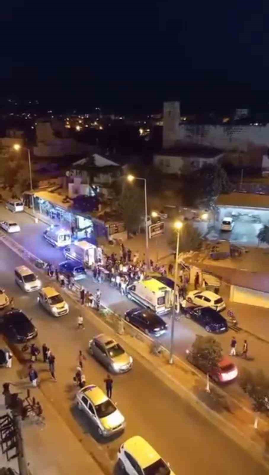 Diyarbakır&rsquo;da yolun karşısına ge&ccedil;en kadına motosiklet &ccedil;arptı: 1&rsquo;i ağır 3 yaralı
