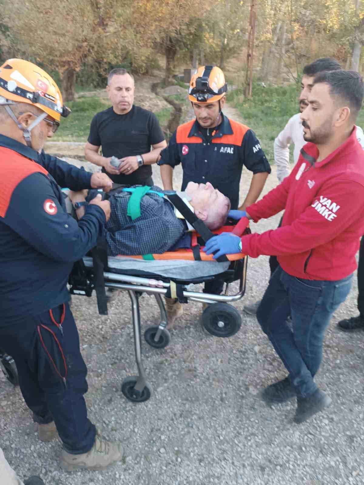 Van Kalesi&rsquo;nden d&uuml;şen Alman turist yaralandı
