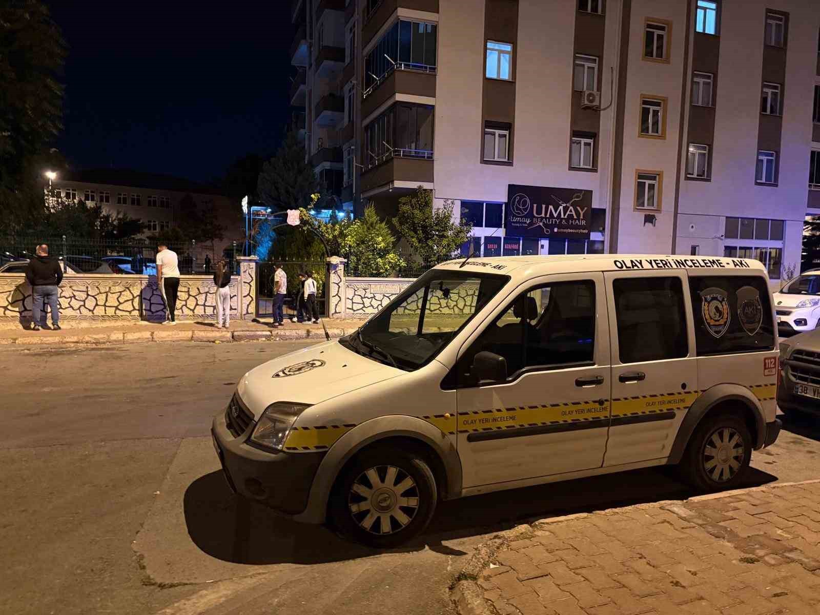 3 ay önce babası ölü bulunan genç intihar etti