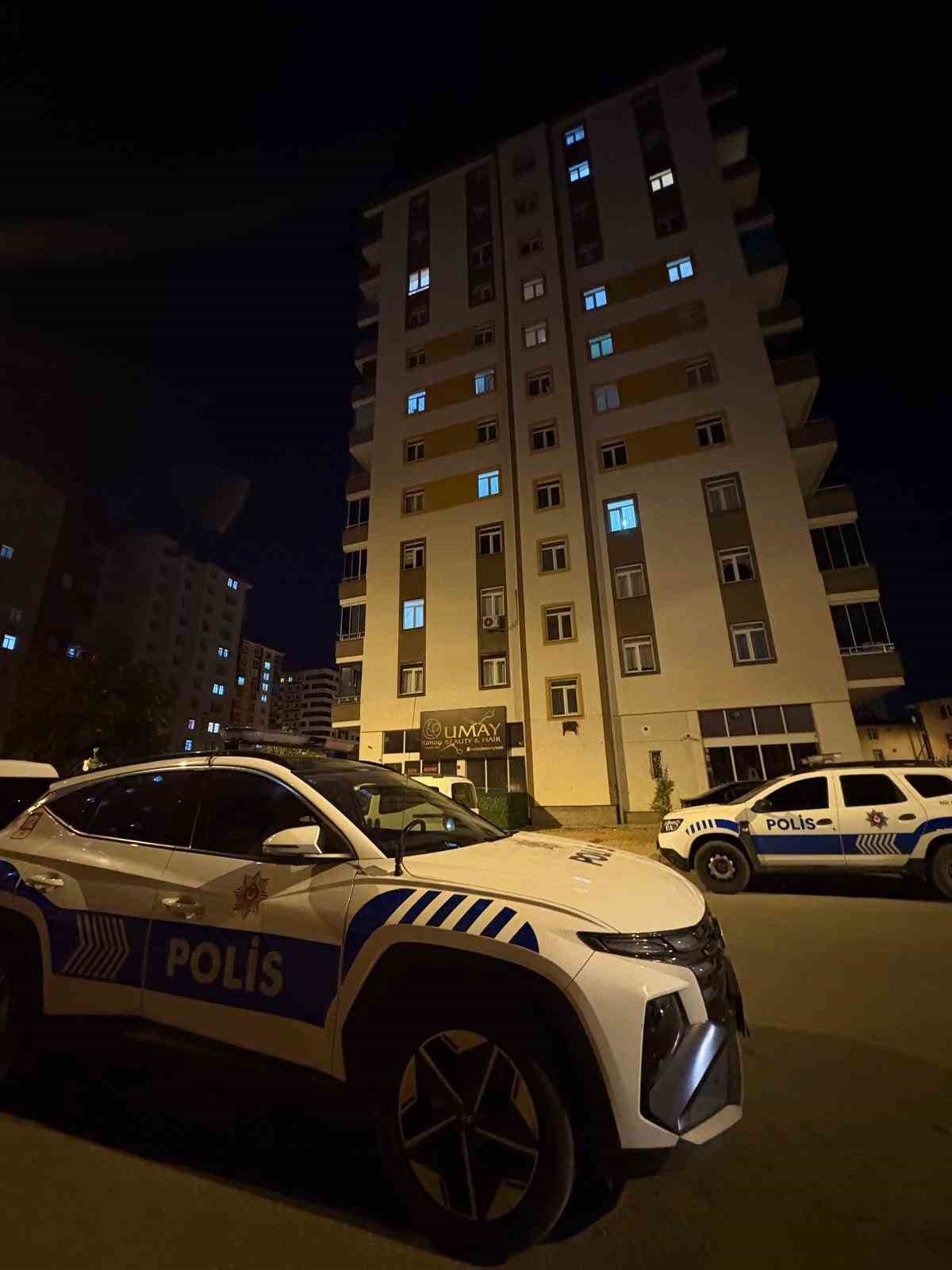 3 ay &ouml;nce babası &ouml;l&uuml; bulunan gen&ccedil; intihar etti
