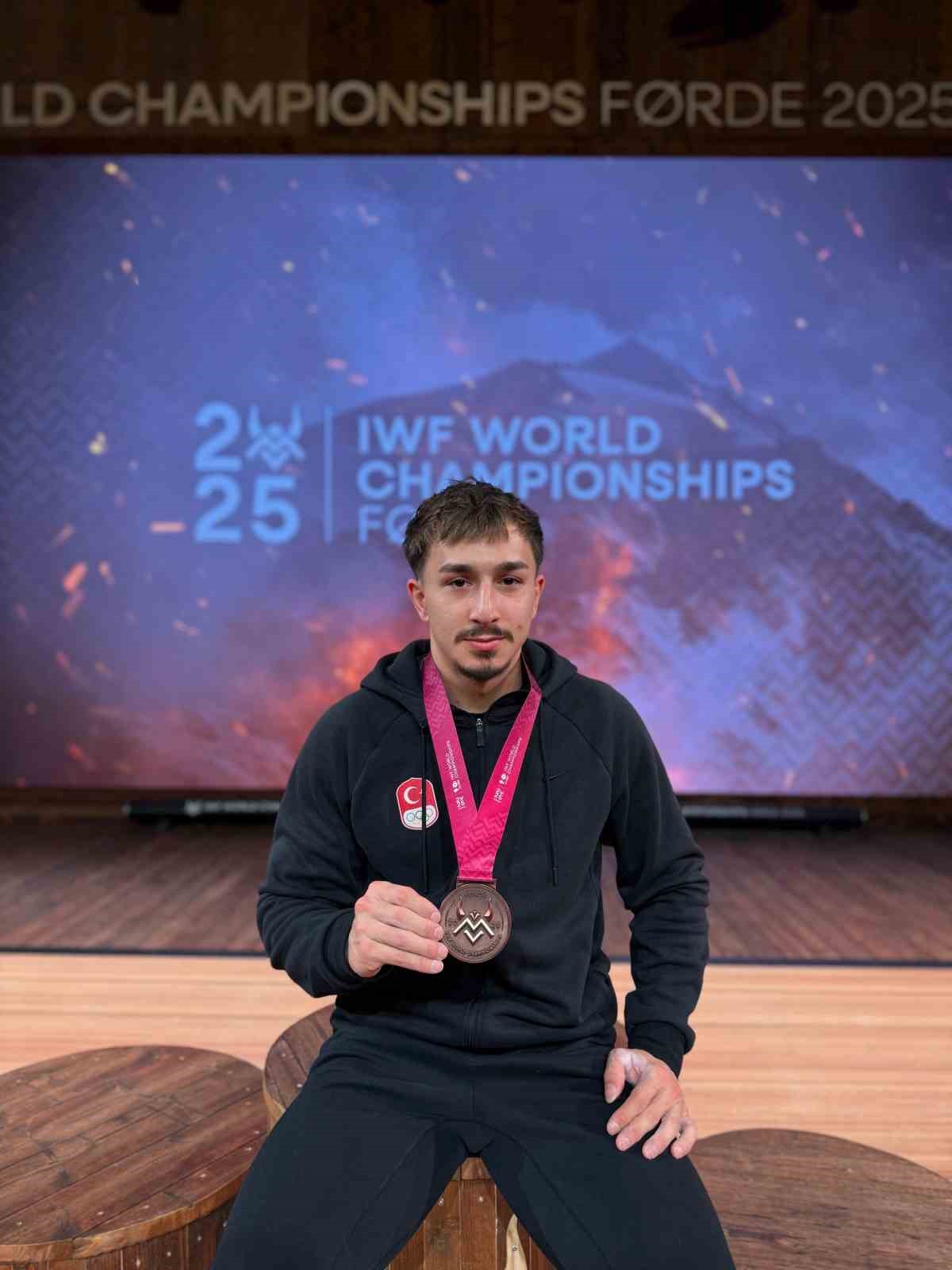 Yusuf Fehmi Genç, silkmede dünya üçüncüsü

